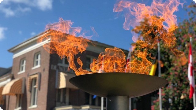 Vrijheidsvuur-bij-Hotel-De-Wereld-Foto-Omroep-Gelderland
