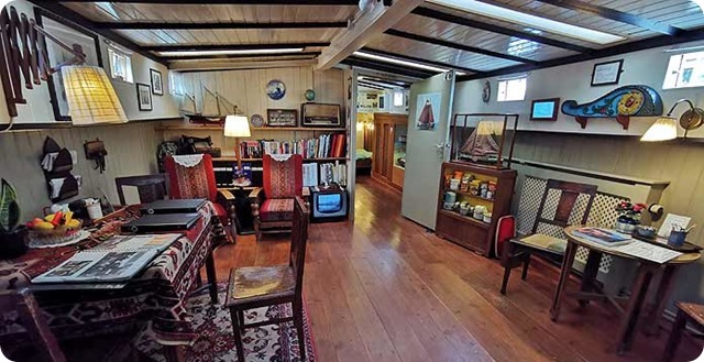 houseboat-museum-living-room